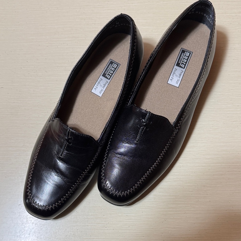 Munro Black Leather Loafers